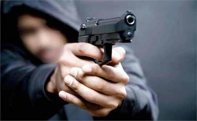 गवाही न देने की धमकी देने गये दो बदमाशों को मारी गोली, जख्मी