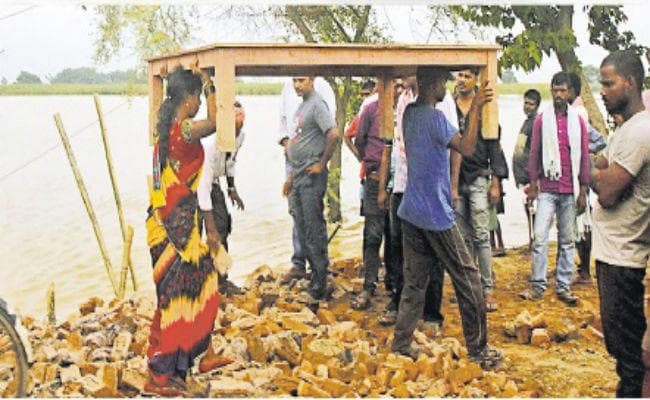 बिहार में गंगा का कहर: चारों ओर पानी से घिरा भागलपुर, खुले आसमान के नीचे रात गुजारने को बाढ़ पीड़ित मजबूर