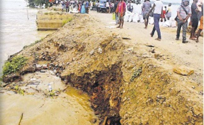गंगा का कहर: 14 नंबर सड़क पर भारी दबाव, गोपालपुर के ब्रह्मोत्तर बांध व सुकटिया सड़क से रिसाव शुरू