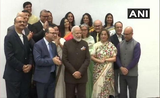 ‘हाउडी मोदी'': ह्यूस्टन में पीएम मोदी से मिल भावुक हुआ कश्मीरी, चूमा हाथ, 7 लाख पंडितों की ओर से कहा शुक्रिया