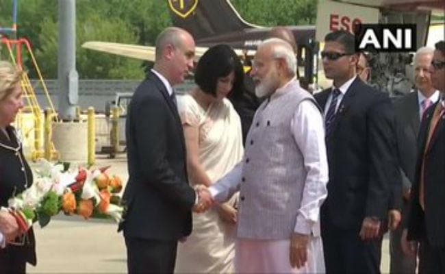 ह्यूस्टन में भी पीएम मोदी की सादगी, स्वागत में दिया गया फूल जमीन पर गिरा तो खुद उठाया, देखें वीडियो