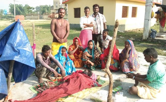 दफनाने के लिए किसी ने नहीं दी जमीन, 19 घंटे तक पड़ा रहा मृत सपेरे का शव