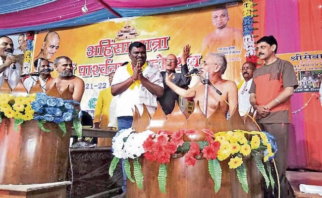 मधुबन : मंत्री अमर बाउरी ने आजीवन शाकाहार का लिया संकल्प