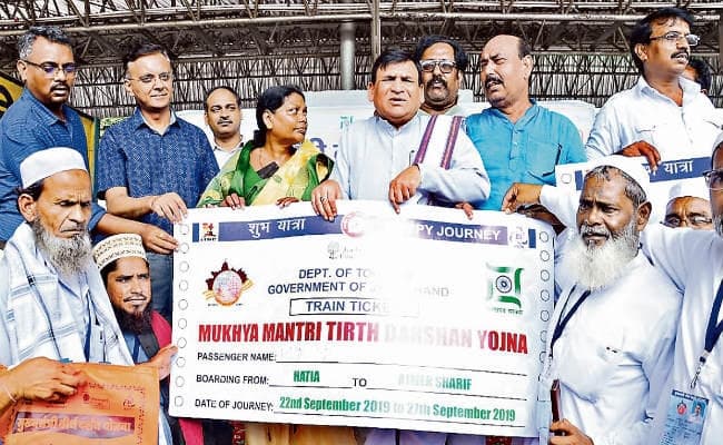 सीएम तीर्थ दर्शन योजना के तहत बुजुर्गों को कराया जा रहा भ्रमण, अल्पसंख्यक बुजुर्गों को लेकर अजमेर के लिए रवाना हुई ट्रेन