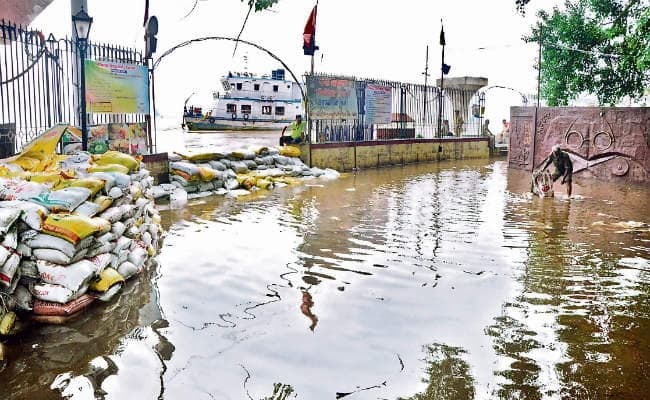 गांधी घाट पार कर सड़क तक पहुंचा गंगा का पानी, लोगों के प्रवेश पर लगी रोक, दूसरे घाटों पर भी अलर्ट