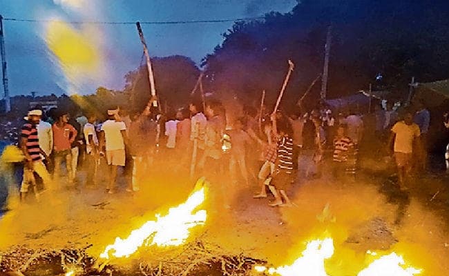 औरंगाबाद : खनन के दौरान ब्लास्टिंग, ग्रामीणों ने 24 से अधिक वाहन फूंके, कर्मियों को दौड़ाकर पीटा