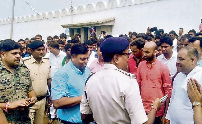 सेक्स रैकेट मामला : कुर्की-जब्ती के समय पुलिस व विधायक समर्थकों में भिड़ंत