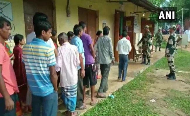 दंतेवाड़ा: उपचुनाव के लिए मतदान शुरू, नक्सली हमले में मारे गए बीजेपी और कांग्रेस विधायकों की पत्नियां हैं मैदान में