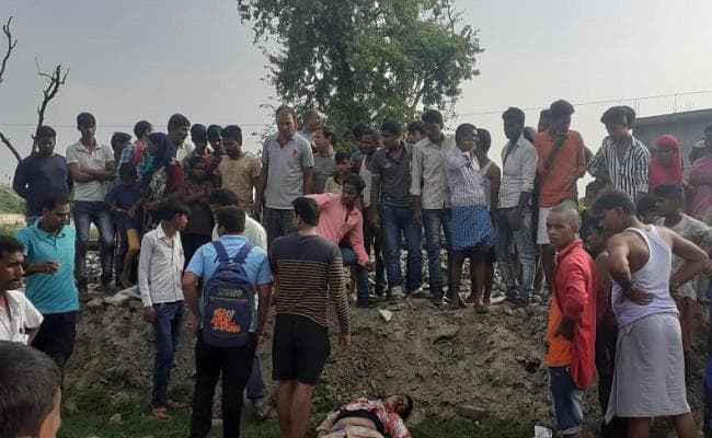 कान में ईयरफोन लगाकर रेलवे ट्रैक पार कर रहे छात्र की ट्रेन से कटकर मौत