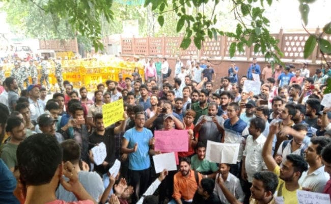 ICAI मुख्यालय के सामने CA स्टूडेंट्स का प्रदर्शन, दोबारा मूल्यांकन की मांग