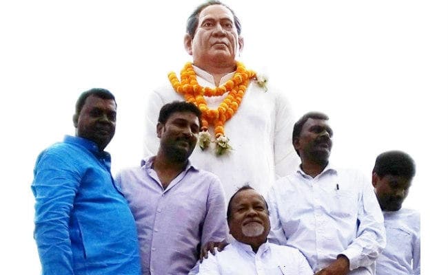 कसमार में विनोद बाबू की प्रतिमा का अनावरण, बोले सुदेश- विनोद बाबू के आदर्शों को जीवन में उतारें