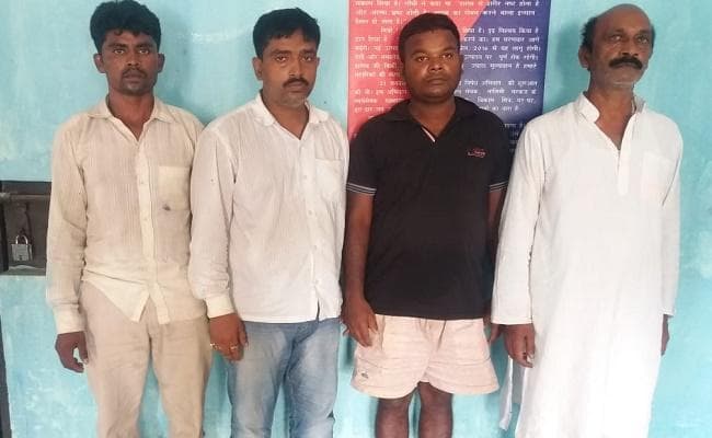 नक्सलियों को हथियार आपूर्ति करने वाला तस्कर सहित 4 गिरफ्तार, 32 जिंदा कारतूस बरामद