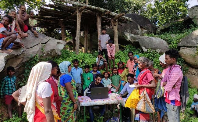 डिजिटल इंडिया : नक्सल इलाकों के खेत व पहाड़ पर मोबाइल नेटवर्क खोजकर बनाया जा रहा गोल्डेन कार्ड
