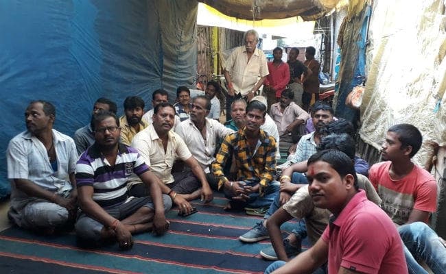 नगर परिषद के नोटिस के विरोध में सब्जी मंडी शेड में बैठने वाले दुकानदारों ने बंद रखी दुकानें