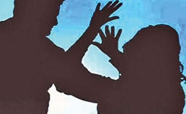 विवाहेत्तर संबंध को लेकर महिला को बांधकर पीटा