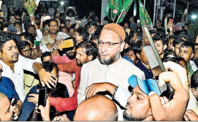 सांसद असदुद्दीन ओवैसी पहुंचे रांची, 12:30 बजे बरियातू पहाड़ी मैदान में आमसभा को करेंगे संबोधित