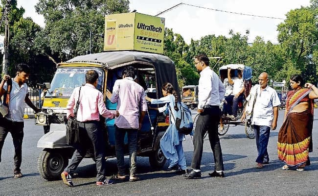 पटना : जांच के डर से ऑटो, सिटी बसें हो गयीं गायब, चौक-चौराहों पर दिखी यात्रियों की खासी भीड़