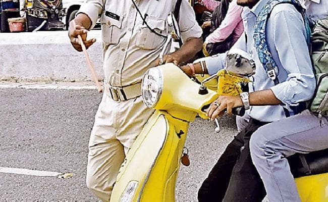 ....जब चालान कटा तो लड़के ने कहा, जुर्माना देने से अच्छा है कि गाड़ी को ही फूंक दें