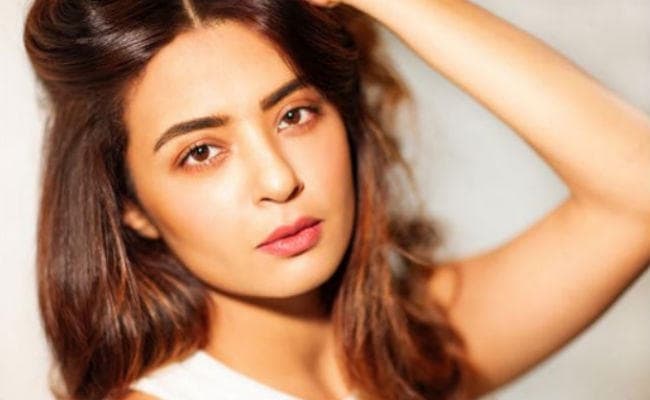 Casting Couch : सुरवीन चावला का खुलासा- डायरेक्‍टर देखना चाहता था क्‍लीवेज लुक