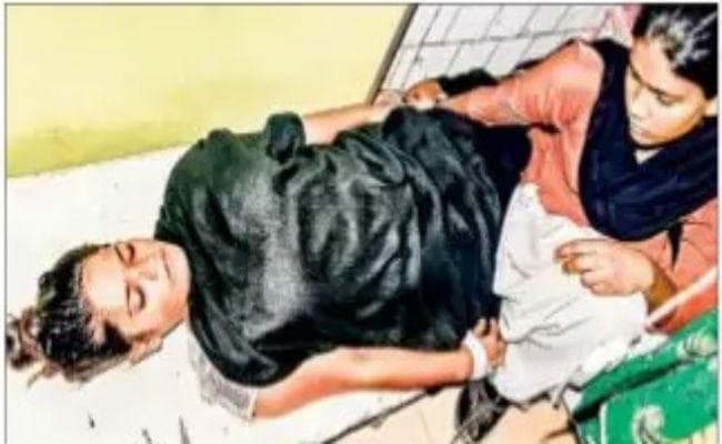 पिटाई से 3 घंटे बेहोश रही छात्रा,अस्पताल में भर्ती, शिक्षिका पर गिरी गाज