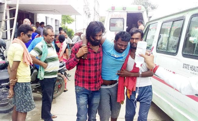 खेत में शराब छिपाने का विरोध करने पर शराब कारोबारियों ने जमीन मालिक के परिवार को पीटा, दर्जनभर जख्मी