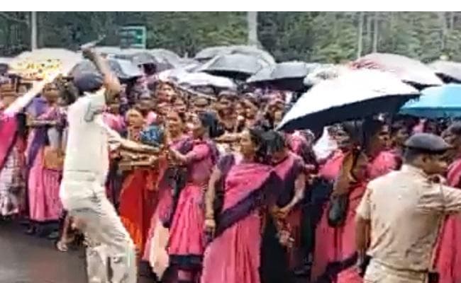 आंगनबाड़ी सेविकाओं पर पुलिस ने भांजीं लाठियां, मांगों को लेकर डेढ़ महीनों से हैं आंदोलनरत