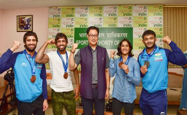 खेल मंत्री ने विश्व चैंपियनशिप में पदक जीतने वाले पहलवानों को किया सम्मानित