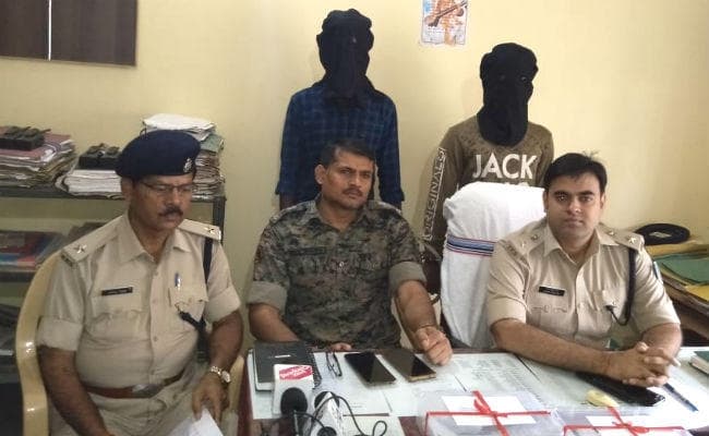 गुमला : पीएलएफआई के रांची व गुमला जोन के एरिया कमांडर सहित दो उग्रवादी गिरफ्तार