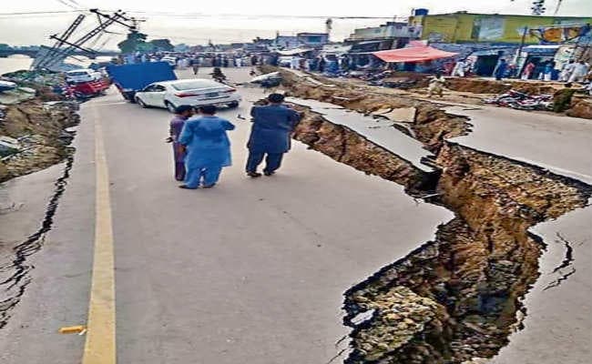 भूकंप से पीओके में 20 की मौत, फटी सड़कें, पलटीं गाड़ियां, झेलम नहर क्षतिग्रस्त