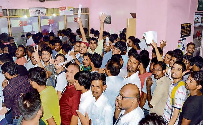 4000 से अधिक बैकलाॅग, लोगों का हंगामा