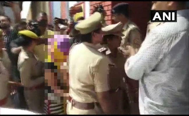 स्वामी चिन्मयानंद पर बलात्कार का आरोप लगाने वाली छात्रा को भेजा गया जेल