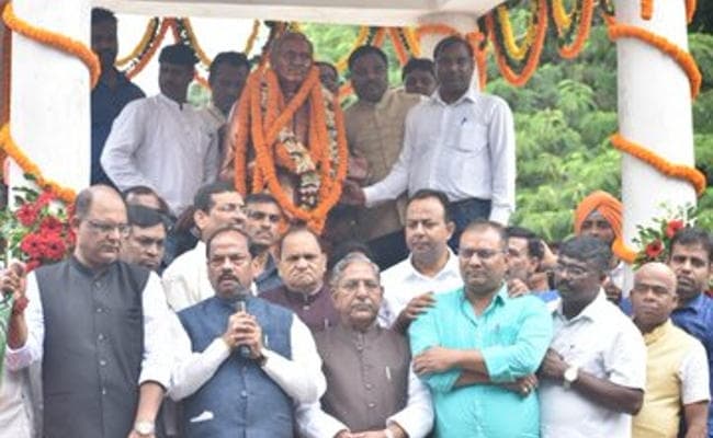 पंडित दीनदयाल की जयंती पर मुख्यमंत्री रघुवर दास ने किया कमल दूत कार्यक्रम का आगाज, 11 लोगों को दी साइकिल