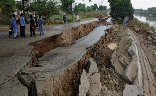 पाकिस्तान में भूकंप ने ली 30 की जान, 370 से अधिक घायल, 100 की हालत गंभीर