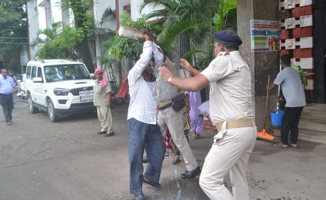 IN PICS : ढुल्लू महतो के अत्याचार से परेशान परिवार ने धनबाद डीसी ऑफिस के सामने की आत्मदाह की कोशिश