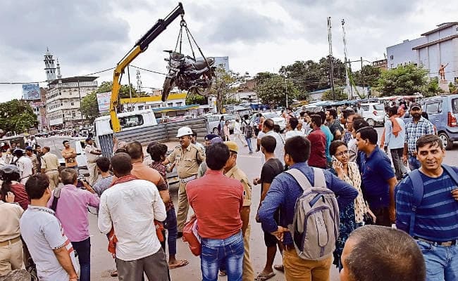 वाहन चेकिंग : लाड़लों के चलते कई अभिभावकों का कटा चालान, कई छात्राएं बिना हेलमेट पकड़ी गयीं, लगायीं छोड़ने की गुहार