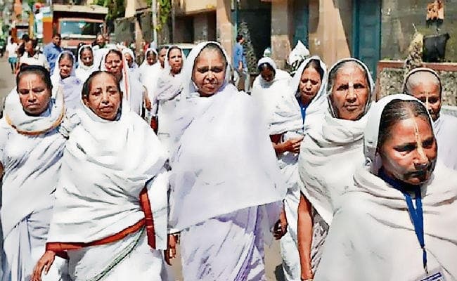 विधवाओं की जिंदगी अब भी है बेरंग, ये है इनके लिए कुछ सरकारी योजनाएं