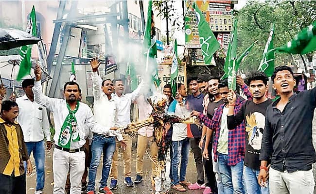 सेविकाओं पर लाठीचार्ज का विरोध झामुमो ने सीएम का पुतला फूंका