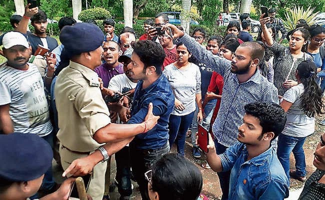 बीएयू में छात्रों ने किया जोरदार हंगामा धक्का-मुक्की पर पुलिस ने भांजी लाठी