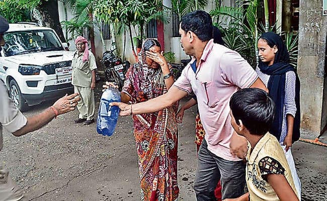 धनबाद : युवक ने पत्नी व बेटियों के साथ केरोसिन उड़ेल कर आत्मदाह की कोशिश की, पुलिस ने बचाया