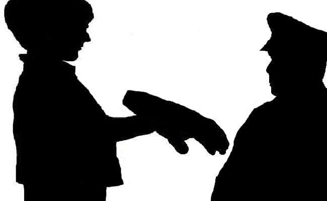 चिता से मृत विवाहित बेटी का अधजला हाथ लेकर थाने पहुंचा पिता, ...जानें क्या है मामला?