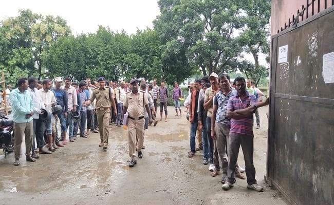 होमगार्ड बहाली में धांधली का आरोप लगाते हुए अभ्यर्थियों ने किया हंगामा, पत्थरबाजी, पुलिस जवान जख्मी