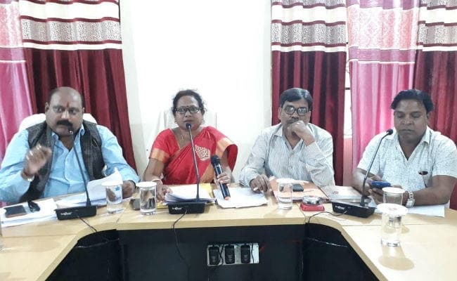 सिमडेगा : पूजा पंडालों में साफ-सफाई व पेयजल उपलब्ध कराने का निर्णय