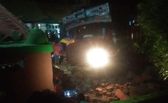 भीषण सड़क हादसे में एक की मौत, नौ गंभीर रूप से घायल