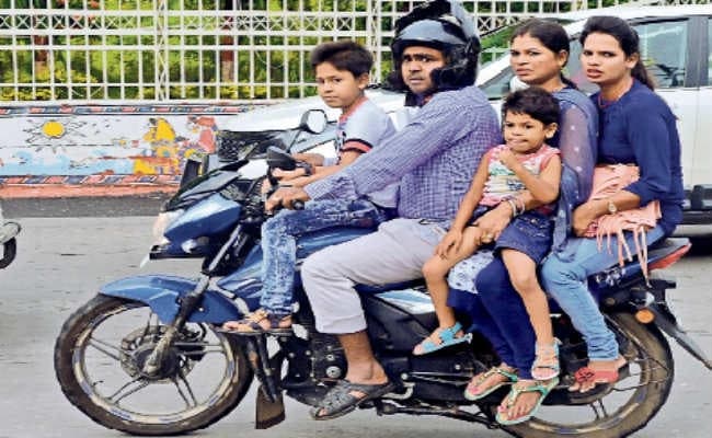 सड़क से आधे ऑटो गायब, बाकी ने बढ़ाया किराया