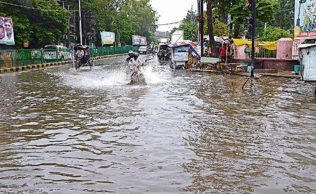 बारिश बनी समस्या, कई इलाकों में घुटने भर पानी जमा
