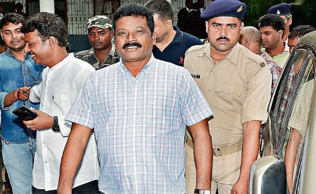 पारा शिक्षक हत्या मामला : हाइकोर्ट से पूर्व मंत्री एनोस को जमानत