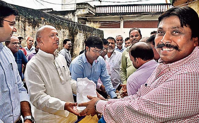 रांची : पंडरा बाजार के सुविधा केंद्र में 44 रुपये किलो मिल रहा प्याज, सरयू राय ने किया उदघाटन