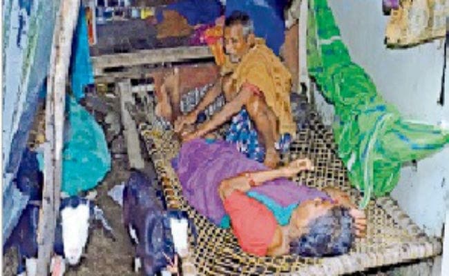 बाढ़ का कहर: बूढ़ा हूं, मजदूरी भी छिन गयी मेरी पत्नी की जान बचा दो भैया