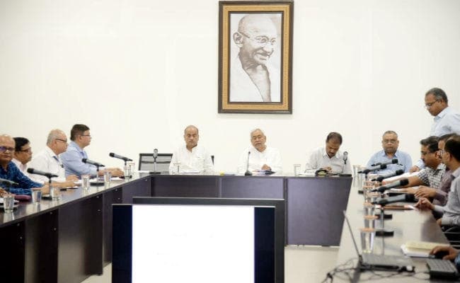 मुख्यमंत्री ने सड़कों की मेंटेनेंस रिपोर्ट की नियमित जांच करने और पुलों के मेंटेनेंस पर ध्यान देने का दिया आदेश