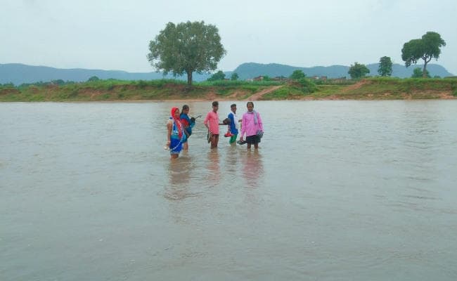 बड़कागांव : देर शाम खैरातरी नदी का जलस्तर हुआ कम, तब अपने घर लौट पाये ग्रामीण